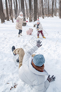 雪地里打雪仗的快乐家庭高清图片