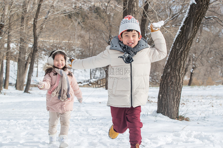 两个小朋友在雪地里玩耍图片