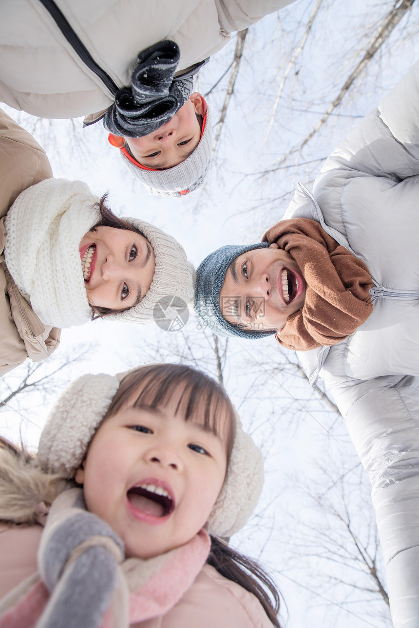 在雪地里玩耍的快乐家庭图片