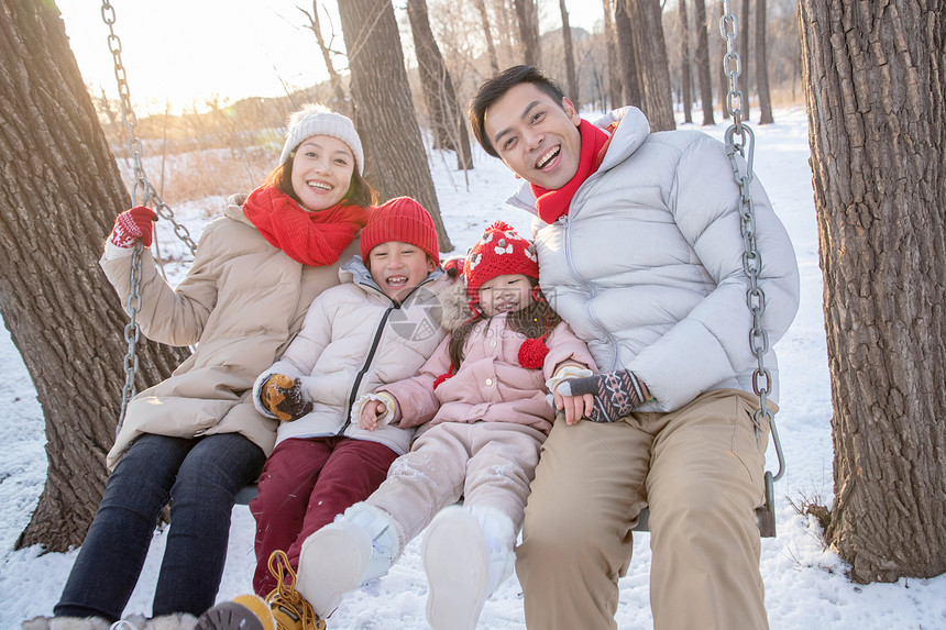 雪地里荡秋千的快乐家庭图片