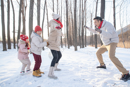 雪地里做游戏的快乐家庭高清图片