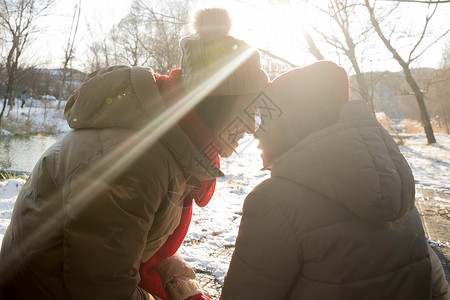 年轻妈妈和孩子在雪地上玩耍图片