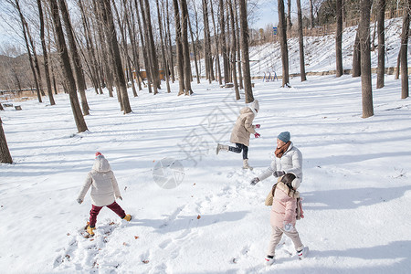 肥皂泡雪景雪地里打雪仗的快乐家庭背景