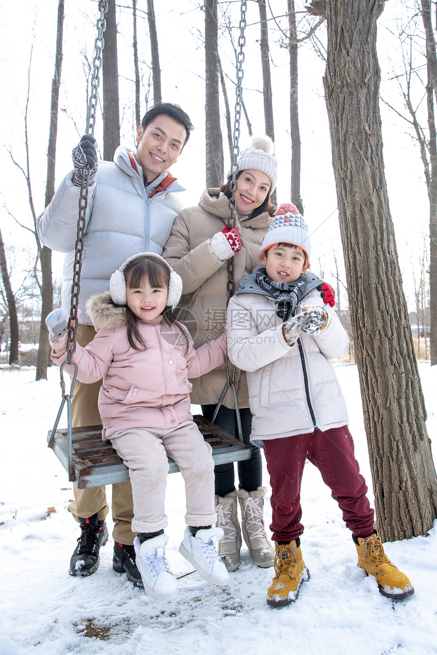 雪地里荡秋千的快乐家庭图片