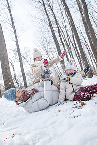 打雪仗的快乐家庭高清图片