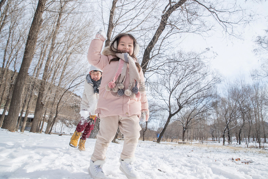 两个小朋友在雪地里玩耍图片