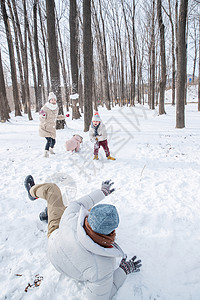 雪地里打雪仗的快乐家庭高清图片