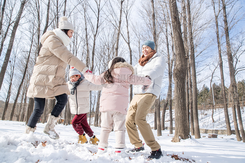雪地里玩耍的快乐家庭图片
