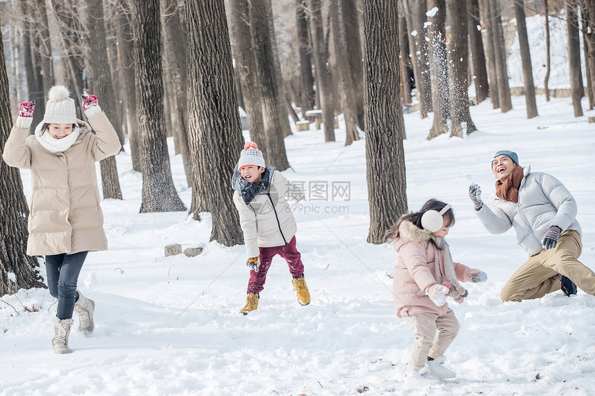 雪地里打雪仗的快乐家庭图片