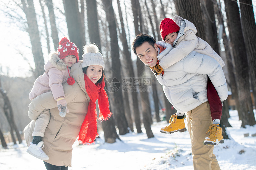 雪地里玩耍的快乐家庭图片