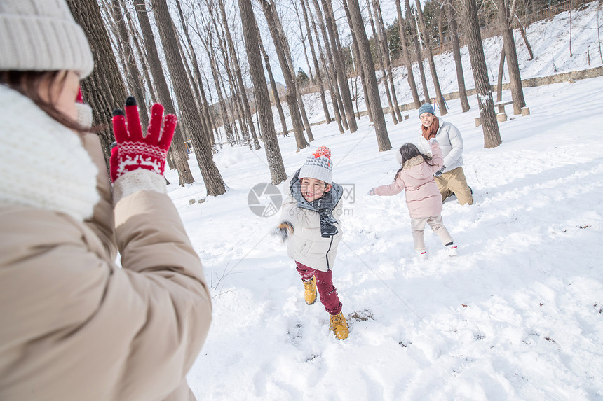 雪地里打雪仗的一家人图片