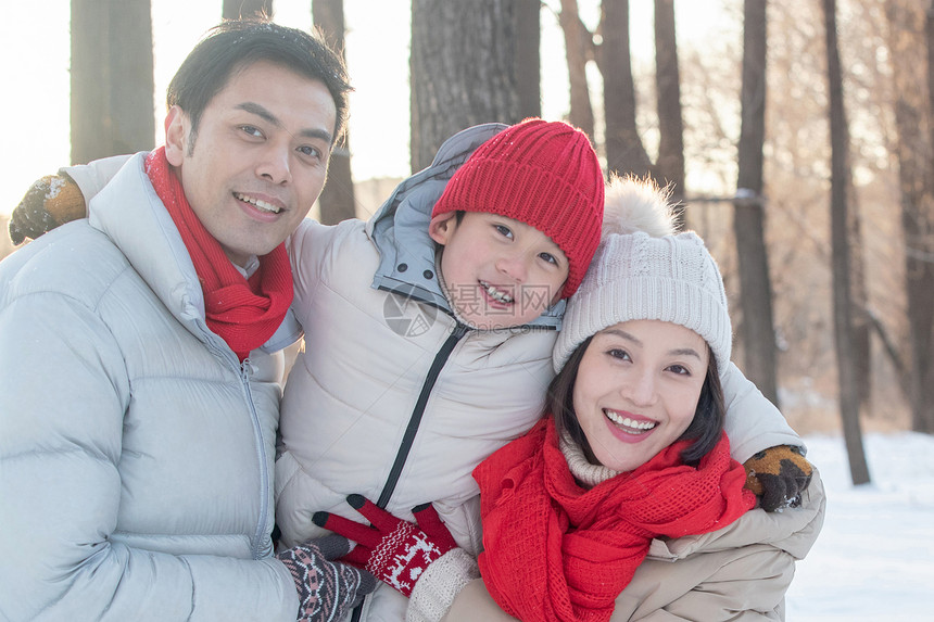 在雪地上玩耍的一家三口图片