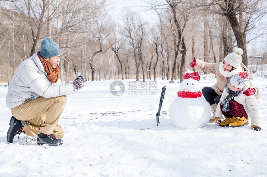 欢乐家庭在雪地里照相图片