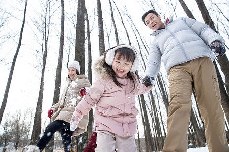 在雪地里玩耍的一家人图片