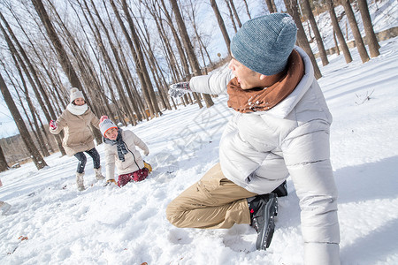 打雪仗的快乐家庭高清图片