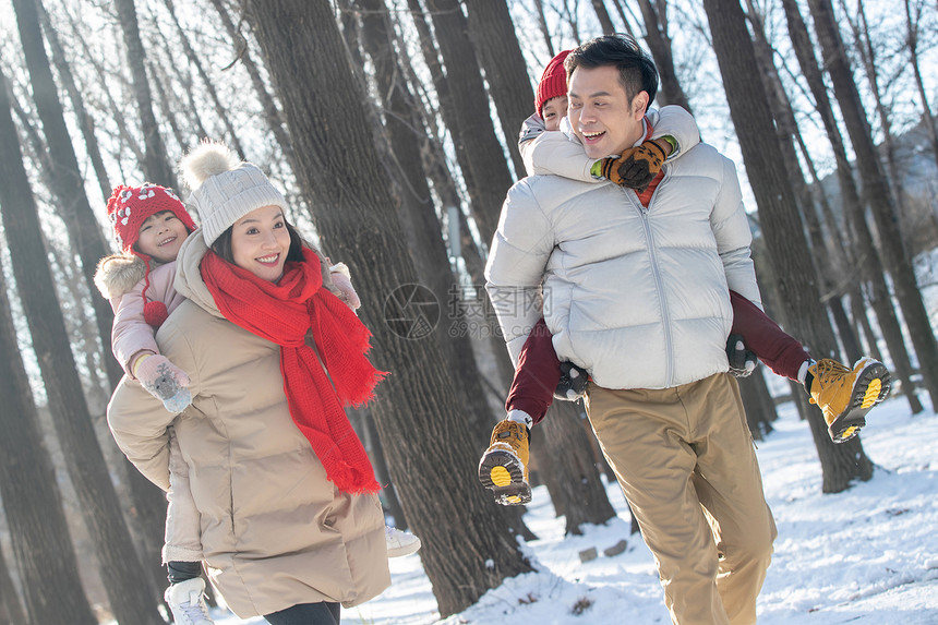 雪地里玩耍的快乐家庭图片