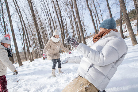 打雪仗的快乐家庭图片