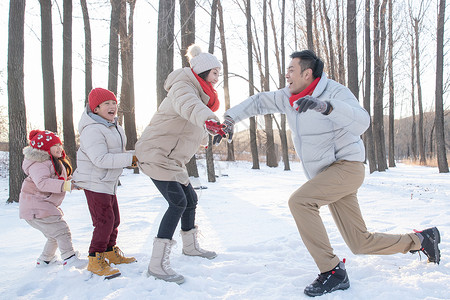 雪地里做游戏的快乐家庭高清图片