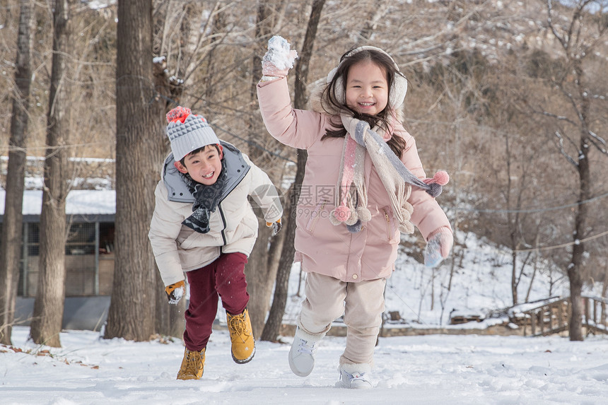 两个小朋友在雪地里玩耍图片