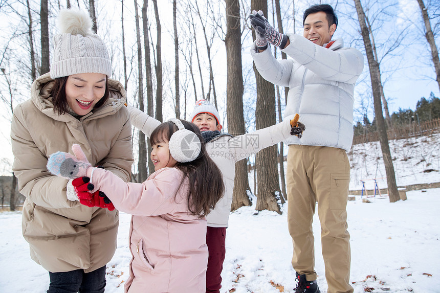 雪地里打雪仗的一家人图片