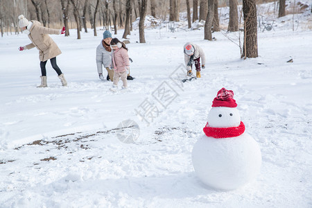 打雪仗的男孩雪地里的一家人和雪人背景