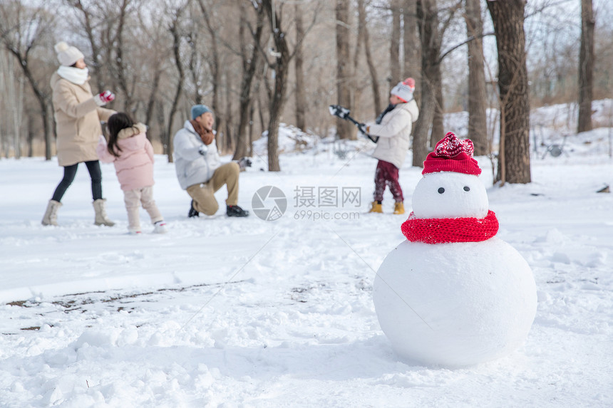 雪地里的一家人和雪人图片