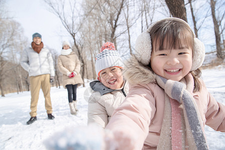 欢乐家庭在雪地上玩雪橇高清图片