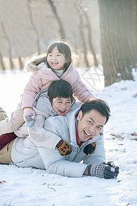 爸爸和孩子们在雪地里玩耍图片
