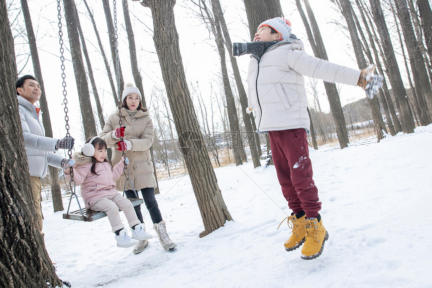 快乐的一家人在雪地里玩耍图片