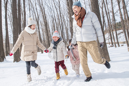 欢乐家庭在雪地里奔跑图片