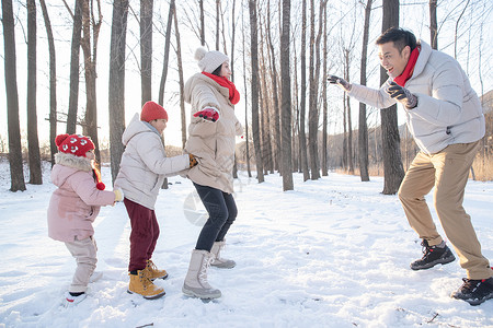 雪地里做游戏的快乐家庭高清图片