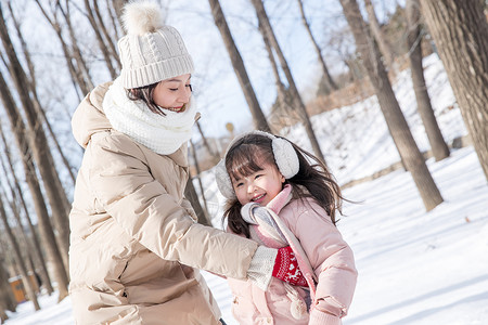 快乐母女在雪地玩耍图片