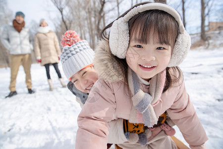 妈妈孩子玩雪欢乐家庭在雪地上玩雪橇背景