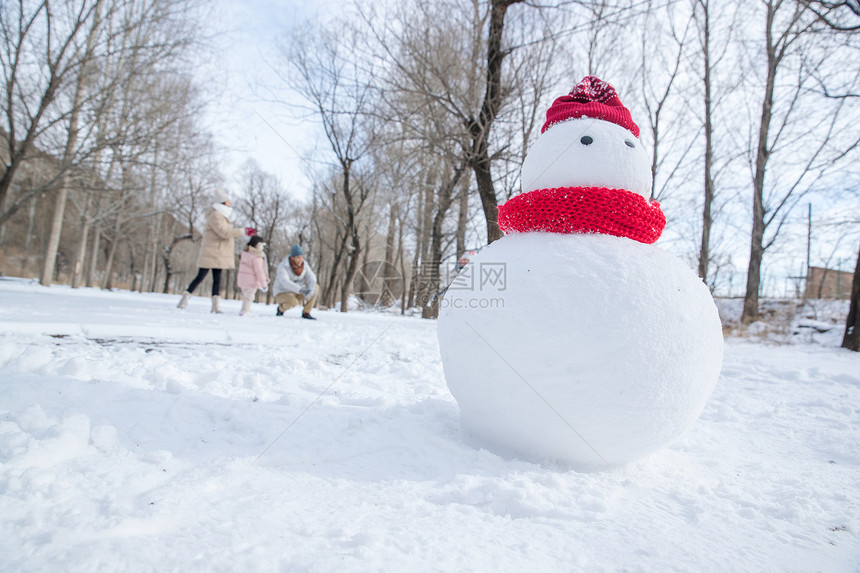 雪地里的一家人和雪人图片