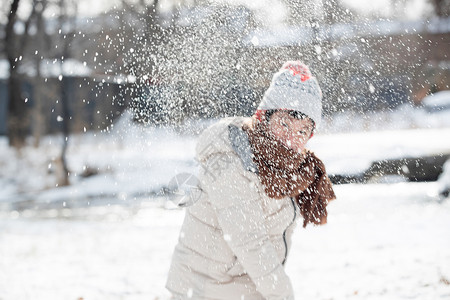 冬季在外面女孩在外面玩雪的小男孩背景