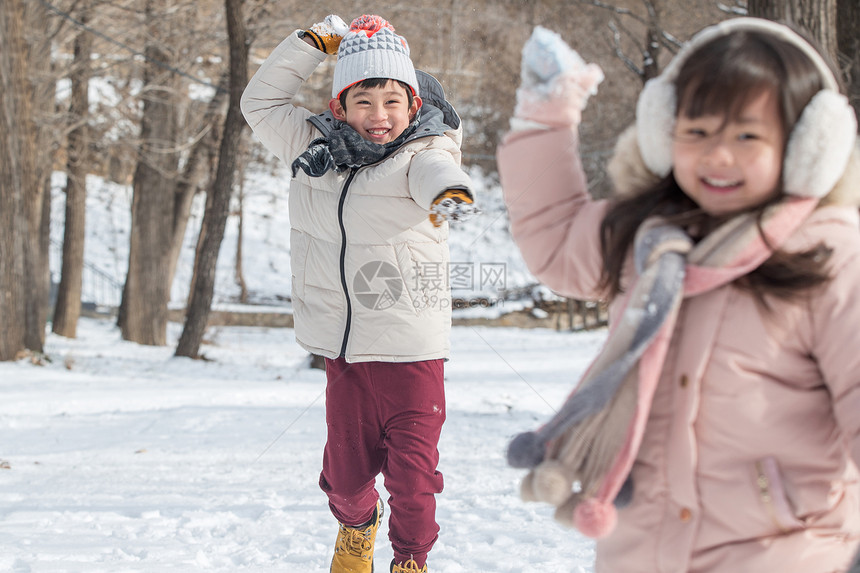 两个小朋友在雪地里玩耍图片