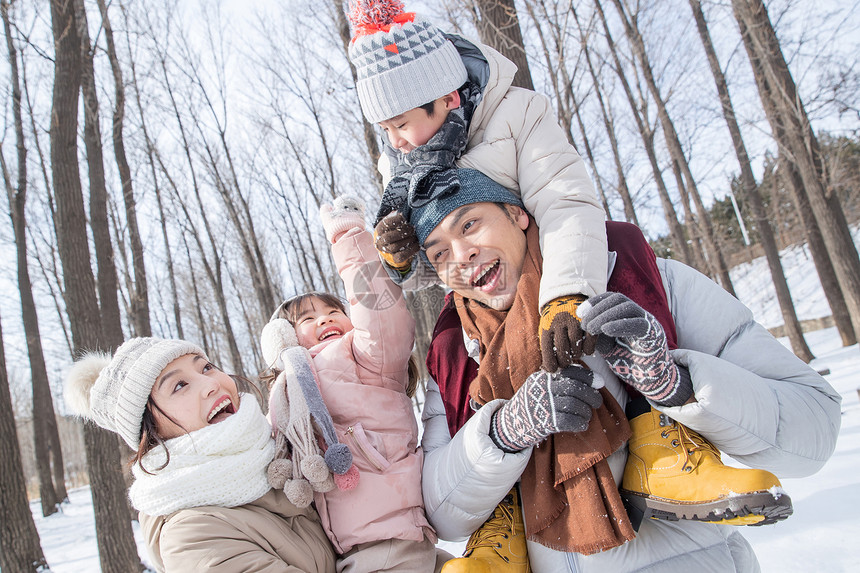 雪地里玩耍的快乐家庭图片