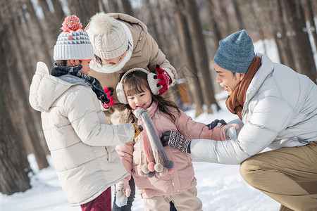 雪地里玩耍的一家人图片