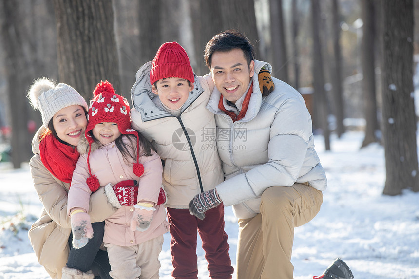 在雪地里玩耍的一家人图片