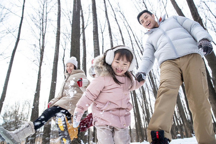 在雪地里玩耍的一家人图片