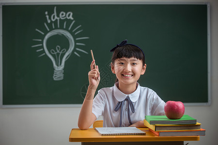 水果知识小学女生在教室背景