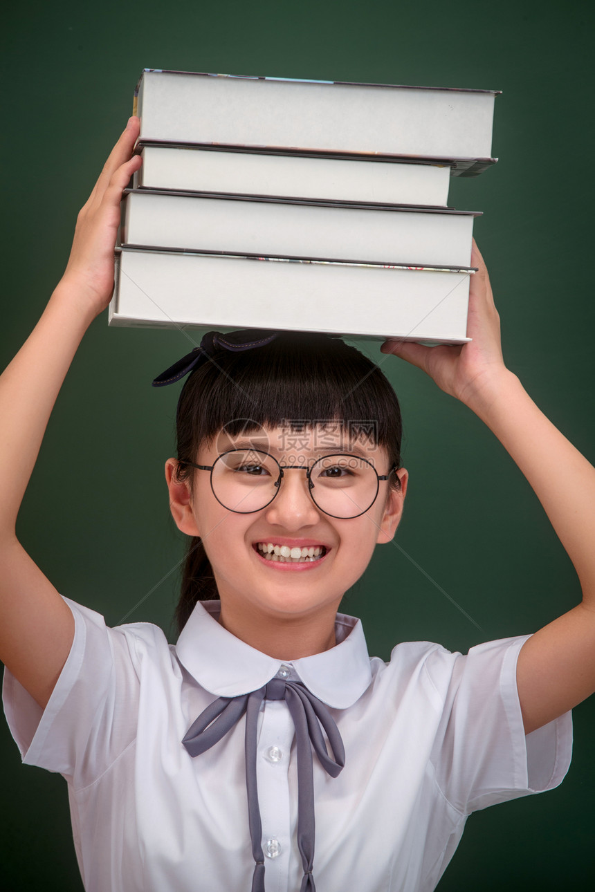 小学女生站在黑板前图片