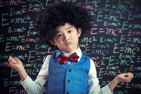 爱因斯坦素材小学男生站在黑板前背景