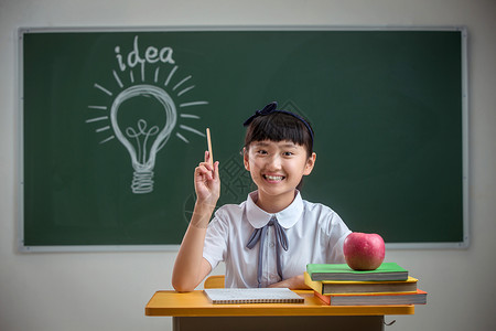 小学教室黑板前女生在思考小学女生在教室背景