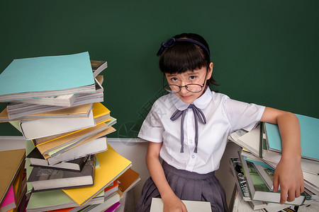 坐在书堆里的小学女生图片