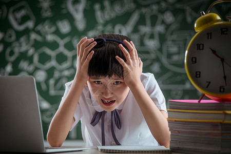 小学生头痛挫败的小学女生背景