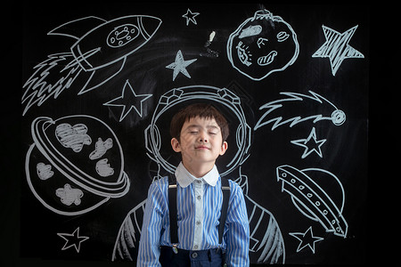 宇宙智慧小学男生站在黑板前背景