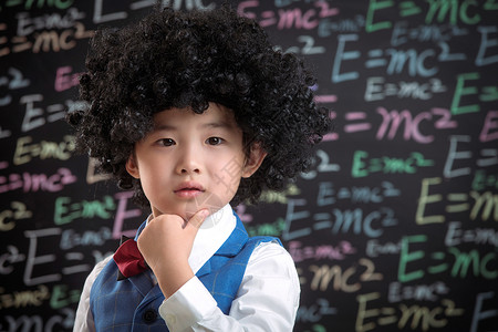 爱因斯坦公式小学男生站在黑板前背景