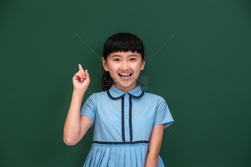 小学女生站在黑板前图片