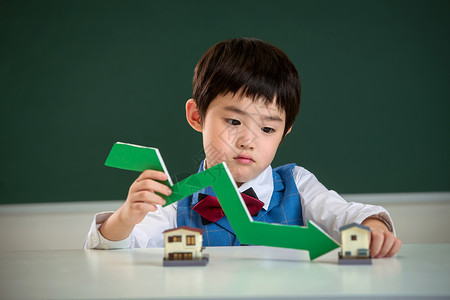 学生推着金币小学生理财背景